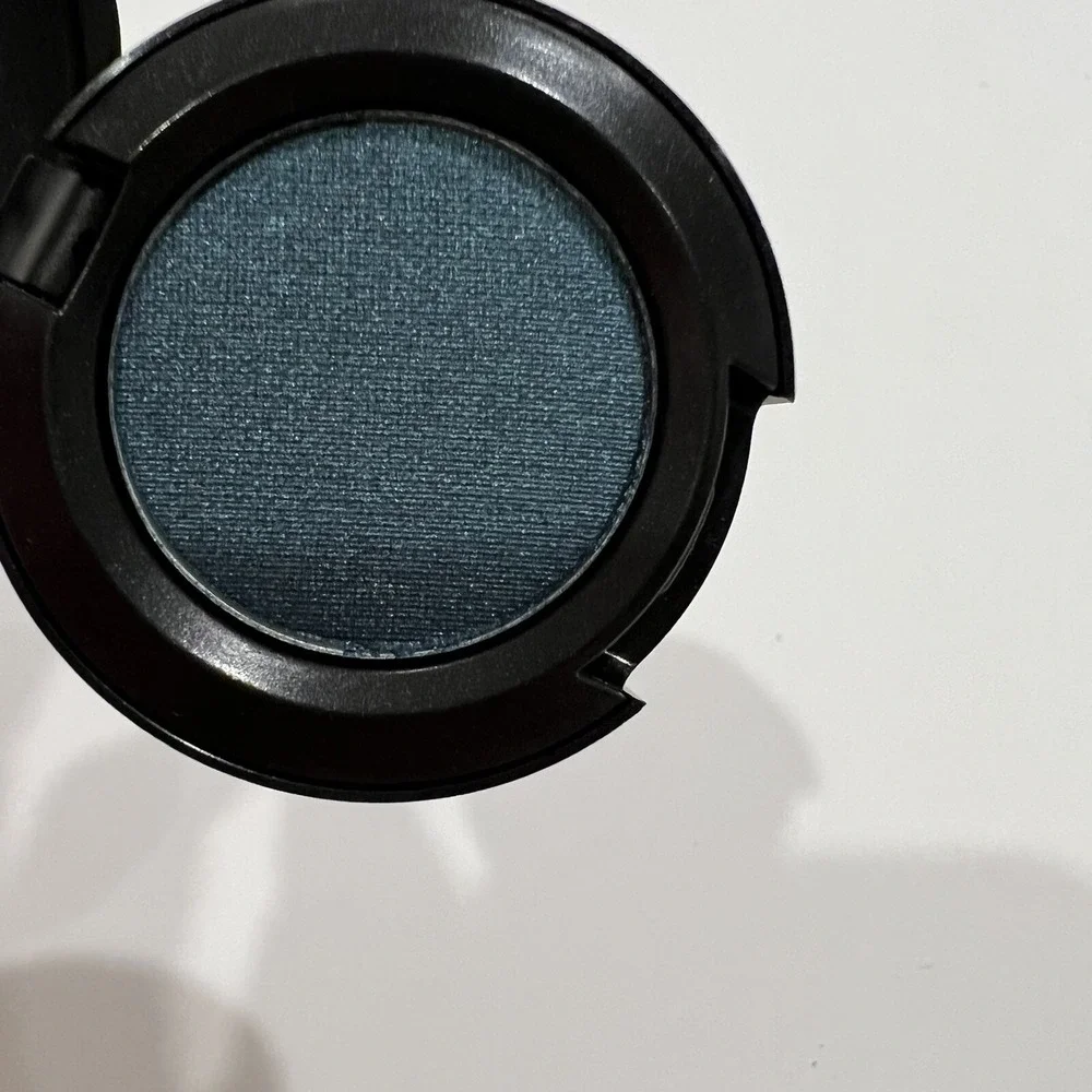 MAC Cosmetics Strike a Pose teal blue eyeshadow New in Box *rare*